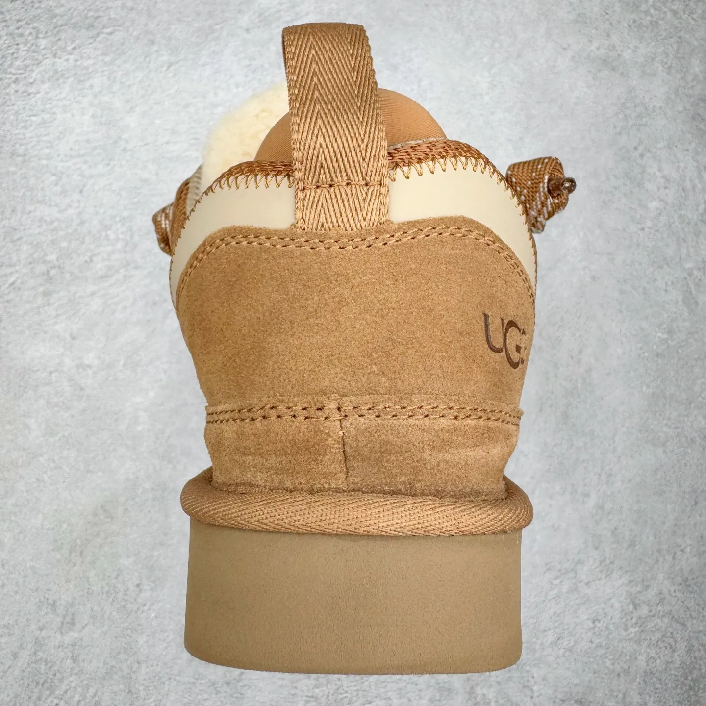 Pick up locally💰640 UGG 4032 Meyer autumn and winter sheepskin and fur integrated snow boots. All shoes are made of ZP from the same factory. Longfeng A-grade Australian imported sheepskin and fur integrated. Men's and women's boots brand OEM production line fully follows the ZP process. OEM original pattern maker adheres to the principle of no original shoes and no development selection. Pay attention to every detail. The most authentic version on the market TREADLITE "Light Wing" technology outsole Lightweight/durable/flexible/pile size: 35 36 37 38 39 40 41 42 43 44 45 Coding: by3936030